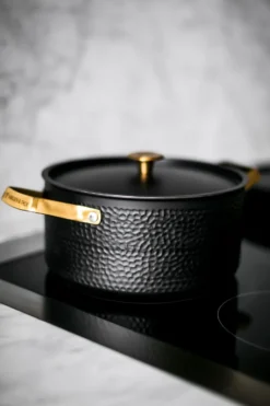 Arvet hamrad svart gryta med lock, Mio, 4 L