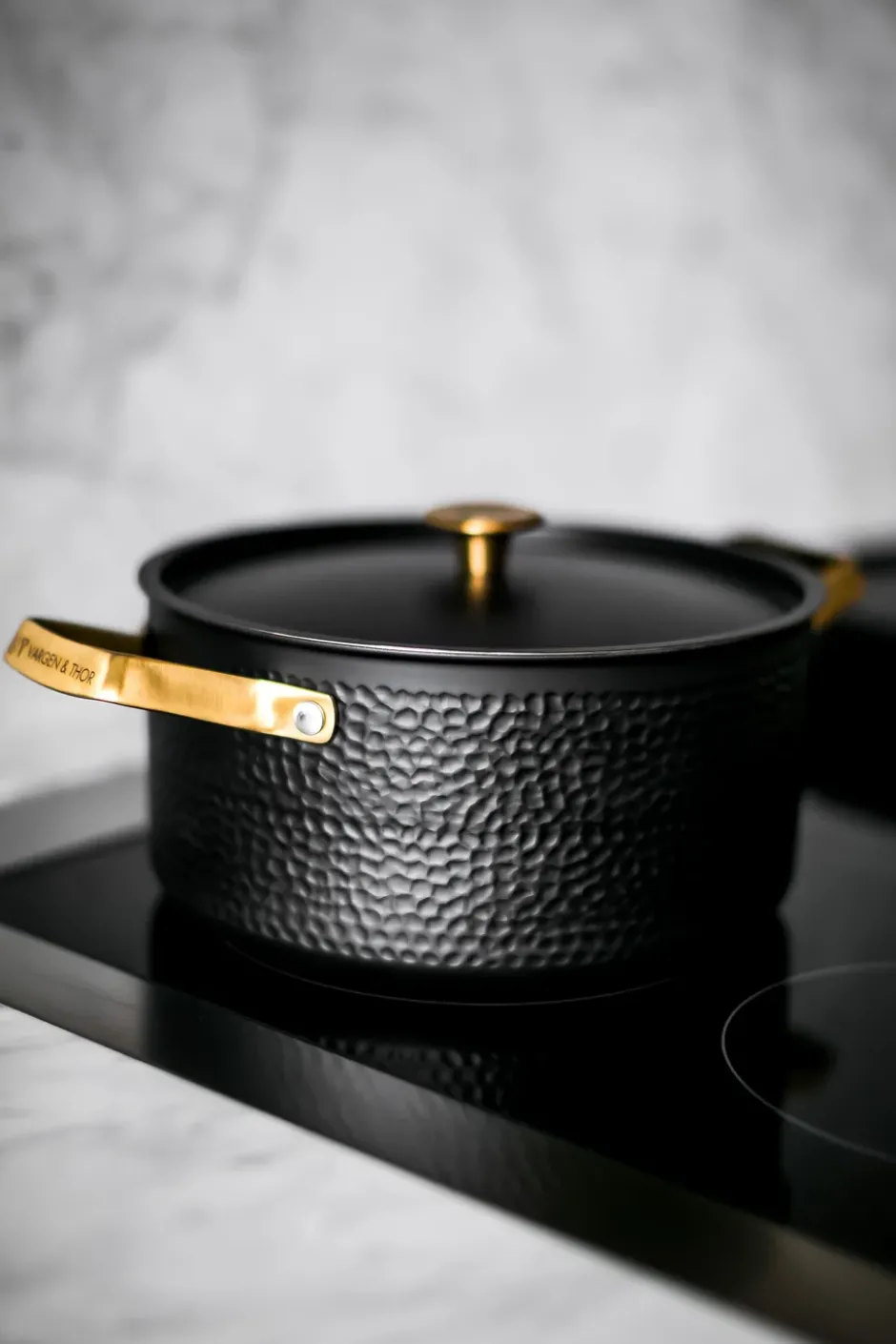 Arvet hamrad svart gryta med lock, Mio, 4 L