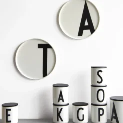 Design Letters tallrik, I