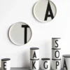Design Letters tallrik, J