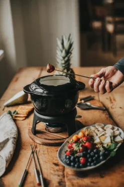 Foni Fondue gjutjärn emaljerad 21*18,4*9,8 cm, Svart-akacia träplatta