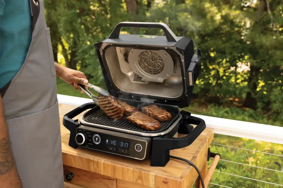 Ninja Woodfire OG701 7-i-1 elgrill 46x46 cm, Svart