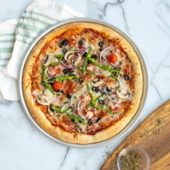 Nordic Ware naturals traditional pizzaplåt Ø38 cm, Aluminium