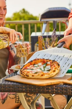 Ooni Signature perforerad pizzaspade, Aluminium-valnöt, 12