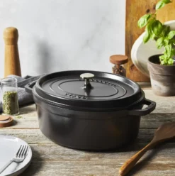Staub La Cocotte oval gryta gjutjärn 2,35 L, Svart