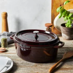 Staub La Cocotte oval gryta gjutjärn 4,2 L, Grenadinröd