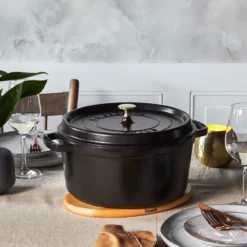 Staub rund gryta i gjutjärn 6,7 l, svart