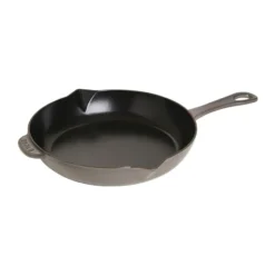 Staub stekpanna gjutjärn med hällpip Ø26 cm, Grafitgrå