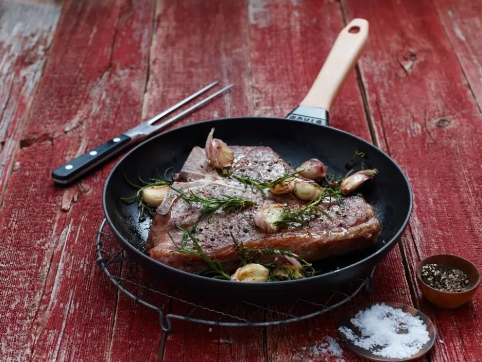 Staub stekpanna gjutjärn svart ljust trähandtag, Ø28 cm