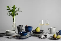 Swedish Grace djup tallrik Ø19 cm, Dimma (grå)